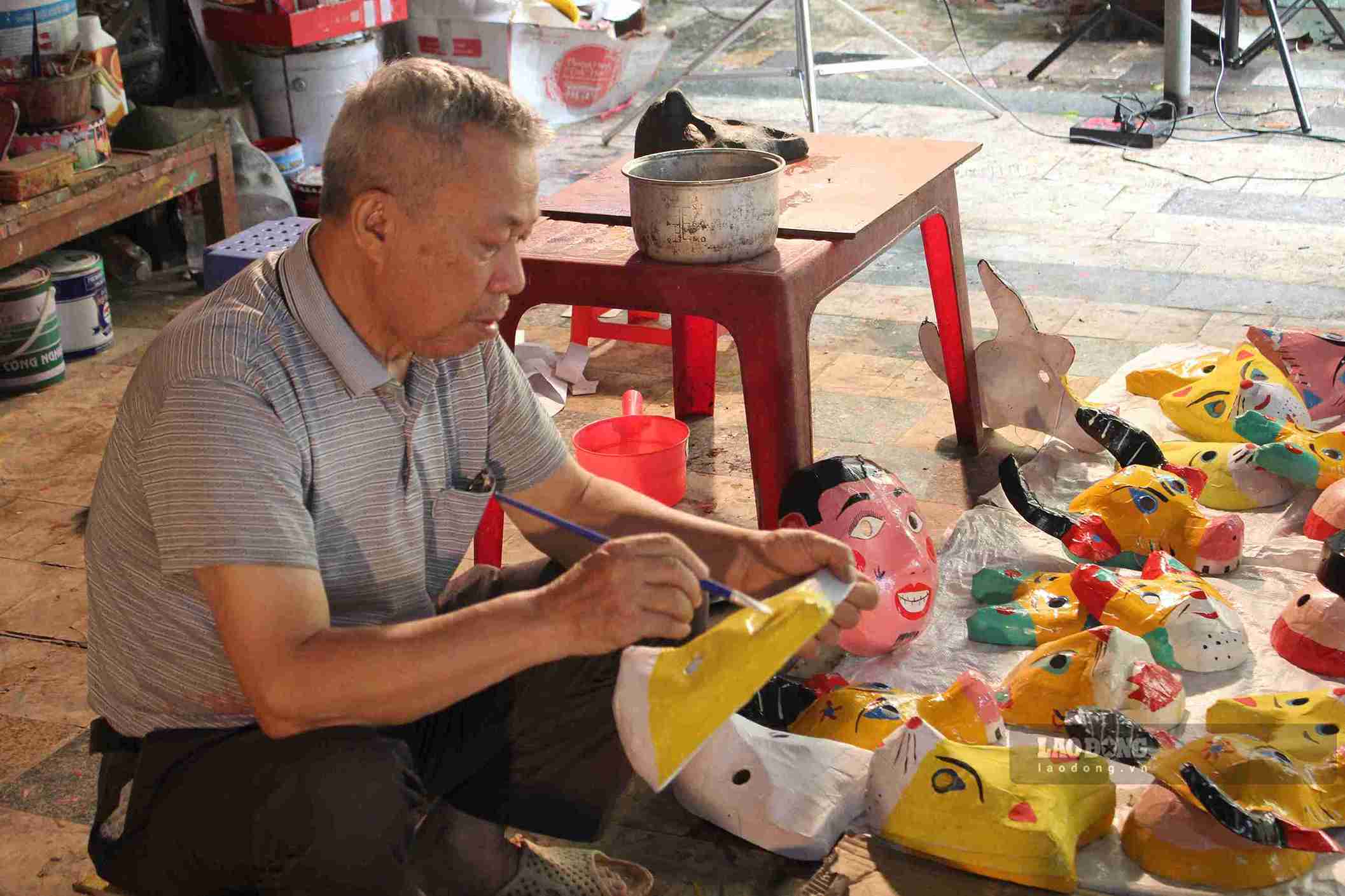 Những chiếc mặt nạ được tạo hình thành nhiều nhân vật quen thuộc, phục vụ nhu cầu đồ chơi Trung thu.