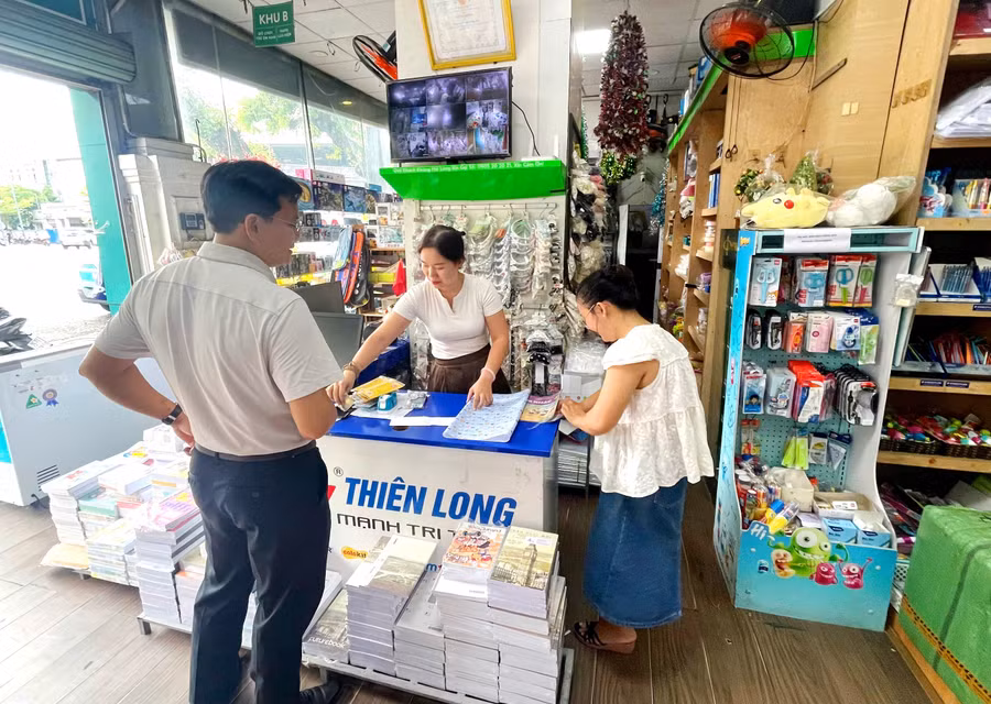 Phụ huynh đi tìm mua SGK cho con tại nhà sách Hồng Đức (TP Huế) vào ngày 15/9. z8268860739672-3e4c0525abffd2a628760c32c2891446.jpg