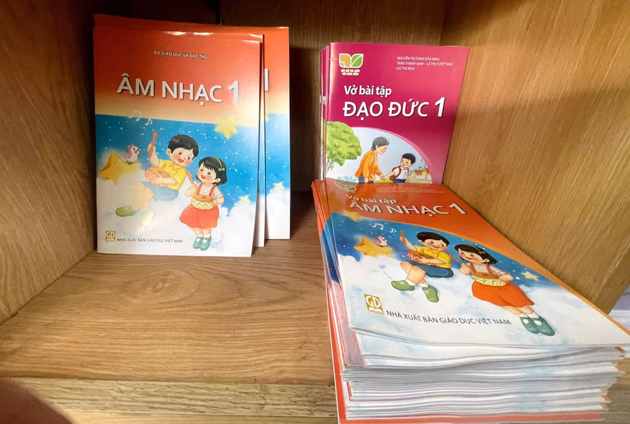 Các hiệu sách tại Huế hiện vẫn đang thiếu nhiều đầu sách giáo khoa các cấp. z8268860763795-93ccf39f1d71d9ec71221f0fc15d89a2.jpg