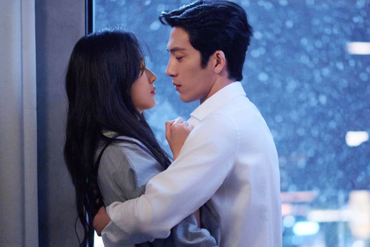 Tỉnh Bách Nhiên và Tôn Thiên có nhiều cảnh thân mật gây sốt. Ảnh: Netflix