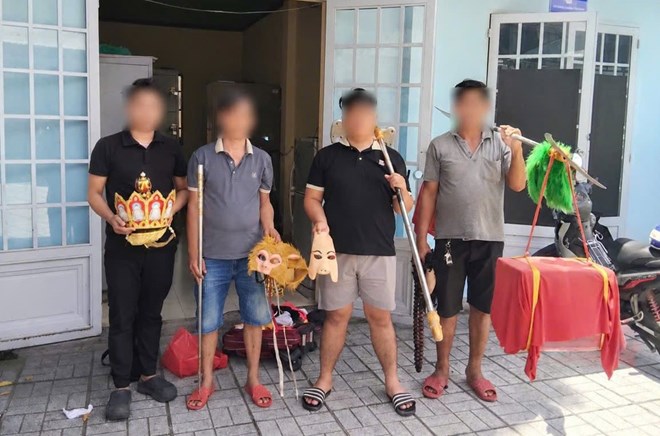 Nhóm người hóa trang thầy trò Đường Tăng ở TPHCM để phục vụ tang lễ