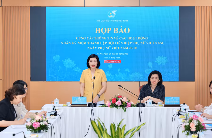 Bà Nguyễn Thị Minh Hương, Phó Chủ tịch Hội LHPN Việt Nam (phải) và bà Nguyễn Thị Kim Dung, Phó Trưởng Ban Thường trực Ban Công tác Phụ nữ, Hội LHPN Việt Nam chủ trì họp báo.