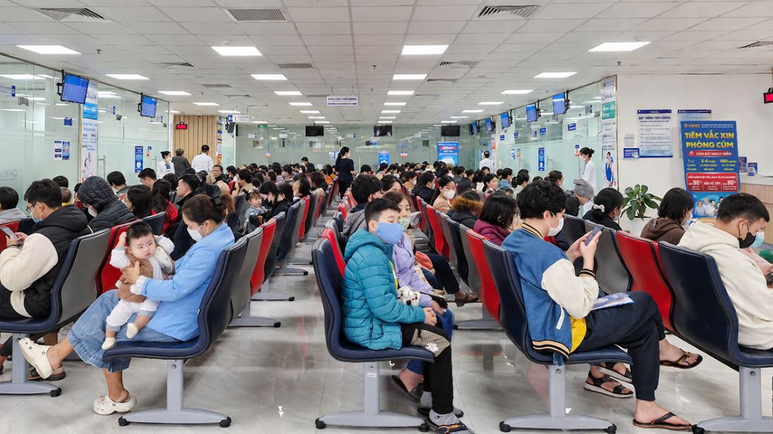 Tại Việt Nam, VNVC triển khai tiêm nhiều vaccine quan trọng của Pfizer như phế cầu, RSV, não mô cầu… ở gần 300 trung tâm tiêm chủng hiện đại trên toàn quốc. Ảnh: VNVC
