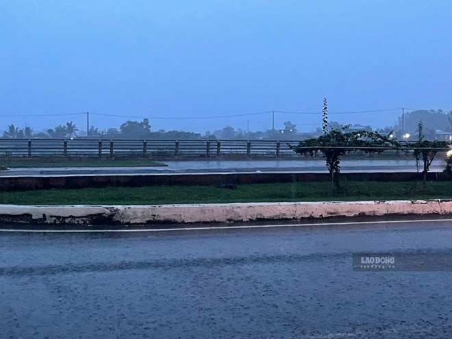 Mưa lũ phức tạp, một số trường ở Khánh Hòa cho học sinh học trực tuyến