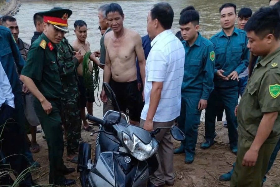 Lực lượng chức năng xã Chiềng Khương và người dân bản Là vớt xe máy của nạn nhân lên bờ. Ảnh: Xã Chiềng Khương cung cấp chụp chiều 24.9.2026