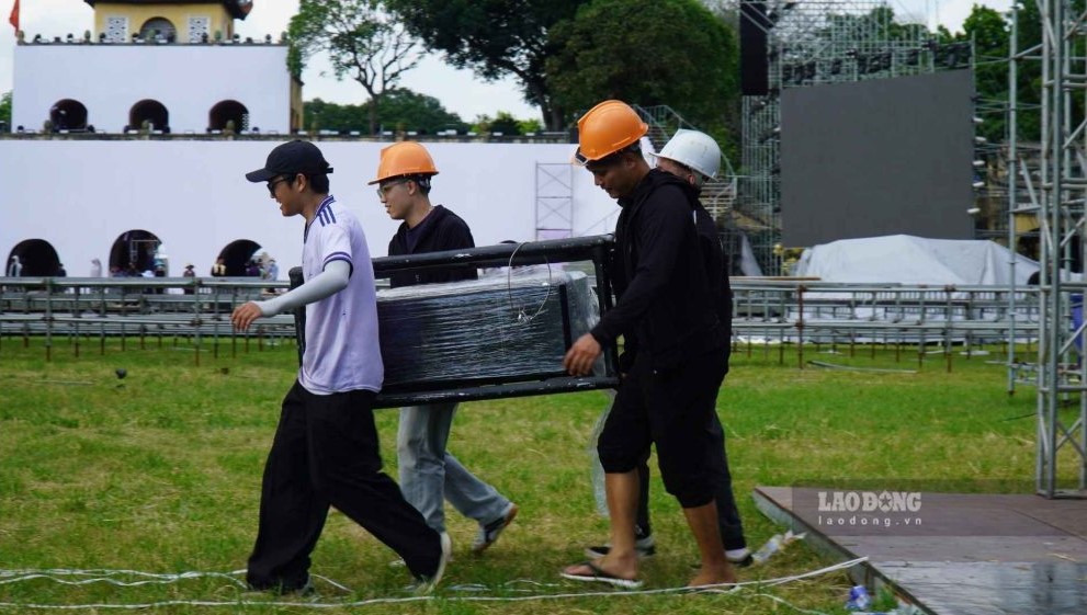 Không khí khẩn trương bao trùm khu vực tổ chức Lễ hội Văn hóa thế giới tại Hà Nội. Ảnh: Minh Vũ