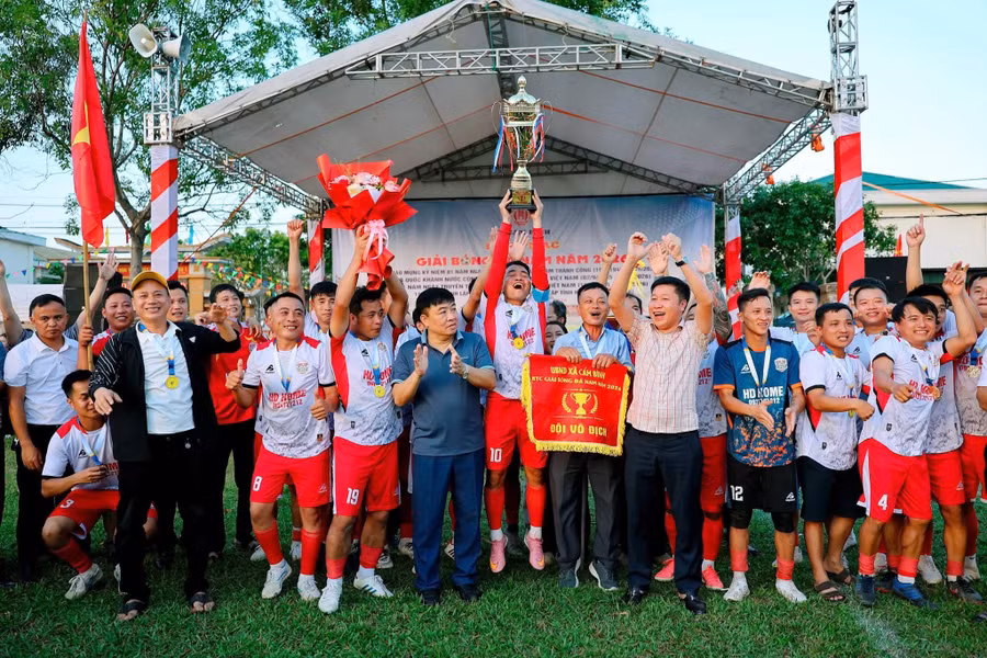 Các hoạt động thể thao trở thành cầu nối giao lưu, kết nối cộng đồng tại xã Cẩm Bình (Hà Tĩnh). 791728224-122194227326931230-9155377807178336343-n.jpg