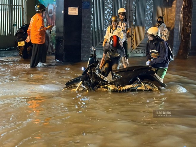 Lý do đường Phan Huy Ích ở TPHCM ngập nặng sau mưa lớn