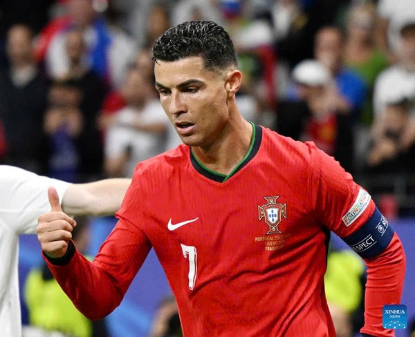 Ronaldo và những cuộc khẩu chiến làm dậy sóng bóng đá thế giới