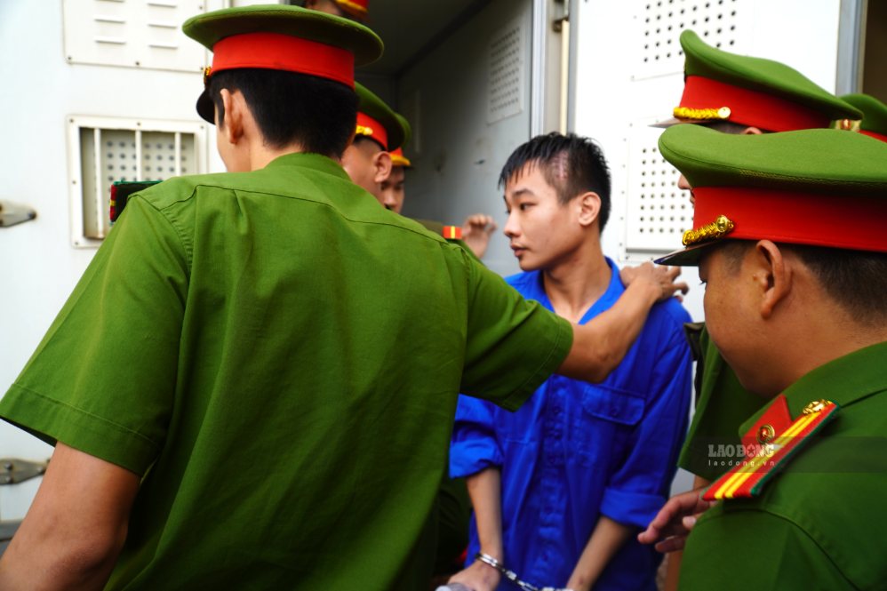 Bị cáo khi được dẫn giải vào phiên xét xử sáng ngày 6.10. Ảnh: HAC