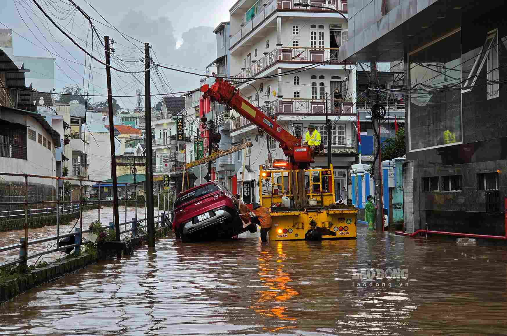 Mưa lớn khiến nhiều khu vực tại Đà Lạt bị ngập sâu vào chiều 5.10. Ảnh: Phúc Khánh