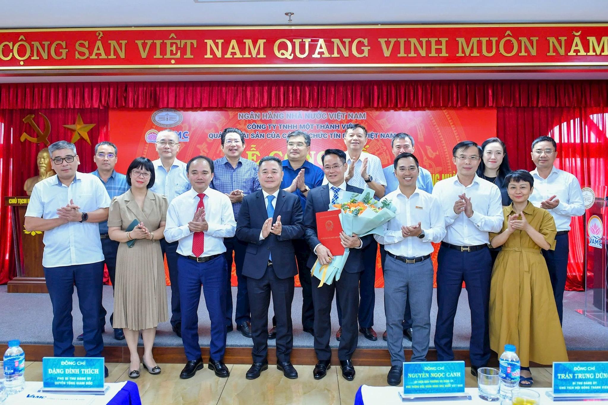 7.10-3-pho-thong-doc-ngan-hang-nha-nuoc-nguyen-ngoc-canh-trao-quyet-dinh-bo-nhiem-pho-tong-giam-doc-vamc.jpg