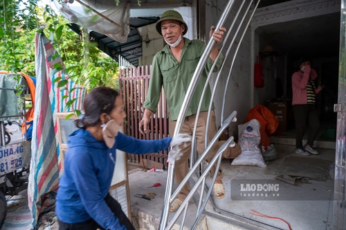 Người dân tháo dỡ nhà cửa hoàn trả mặt bằng cho dự án. Ảnh: Minh Hạnh