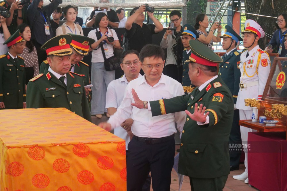 Lãnh đạo UBND TPHCM, Quân khu 7 và Bộ Tư lệnh TPHCM kiểm tra, chỉ đạo buổi tổng duyệt. Ảnh: Ảnh Tú