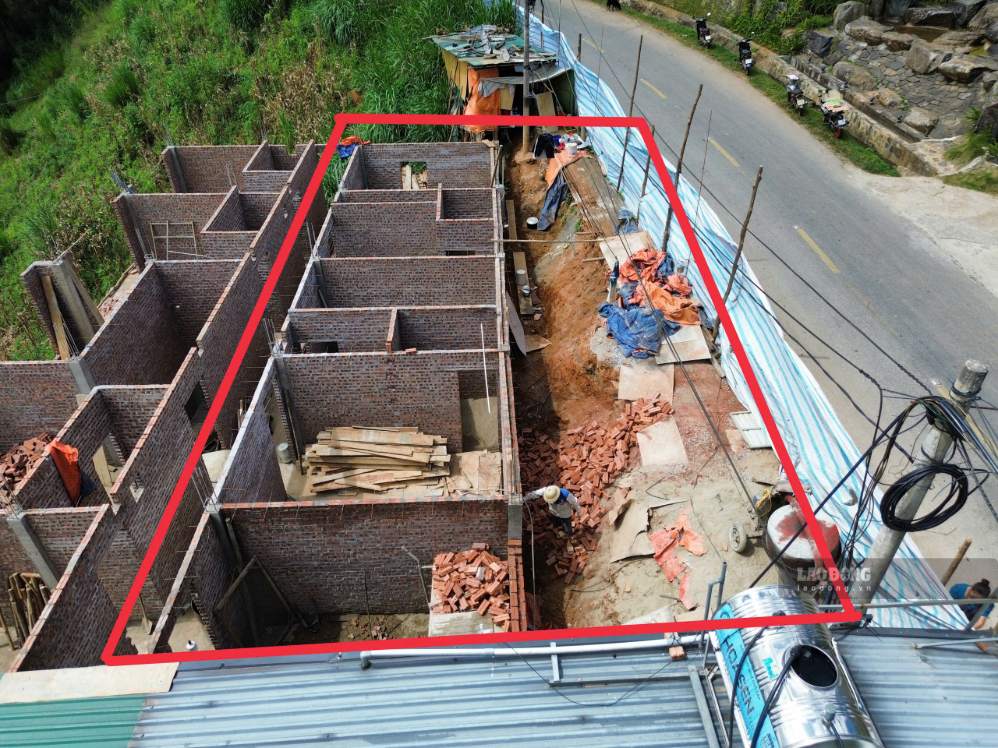 Theo ghi nhận thực tế của PV và thông tin được UBND xã Púng Luông xác nhận, gần 1 nửa công trình của hộ ông Nguyễn Văn Hiếu đang lấn chiếm vào hành lang an toàn giao thông tuyến Quốc lộ 32. Ảnh: Trọng Lộc
