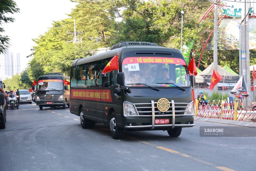 Đoàn xe đưa hài cốt liệt sĩ từ Công viên văn hóa Lê Thị Riêng đến Nghĩa trang Liệt sĩ Thành phố. Ảnh: Anh Tú