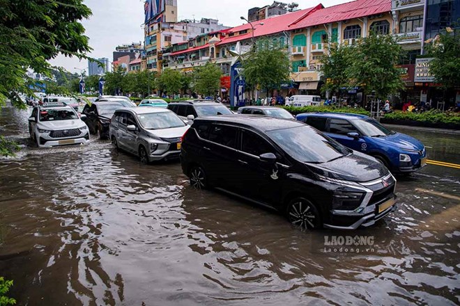 Triều cường kết hợp mưa lớn: Lưu ý khi tìm chỗ đỗ ôtô