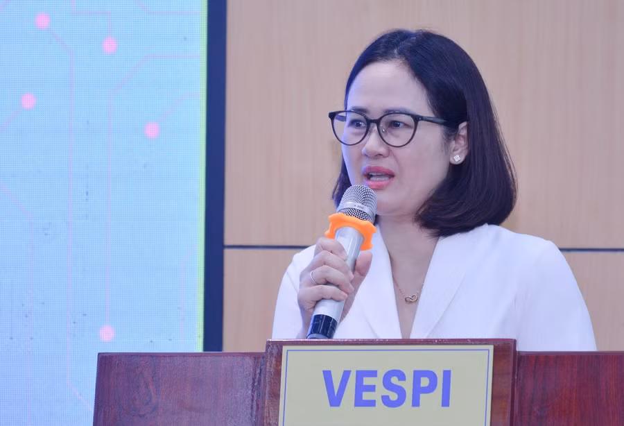 TS Hà Thị Thúy - Viện Chiến lược và Chính sách giáo dục báo cáo tại hội thảo. dsc-3904.jpg