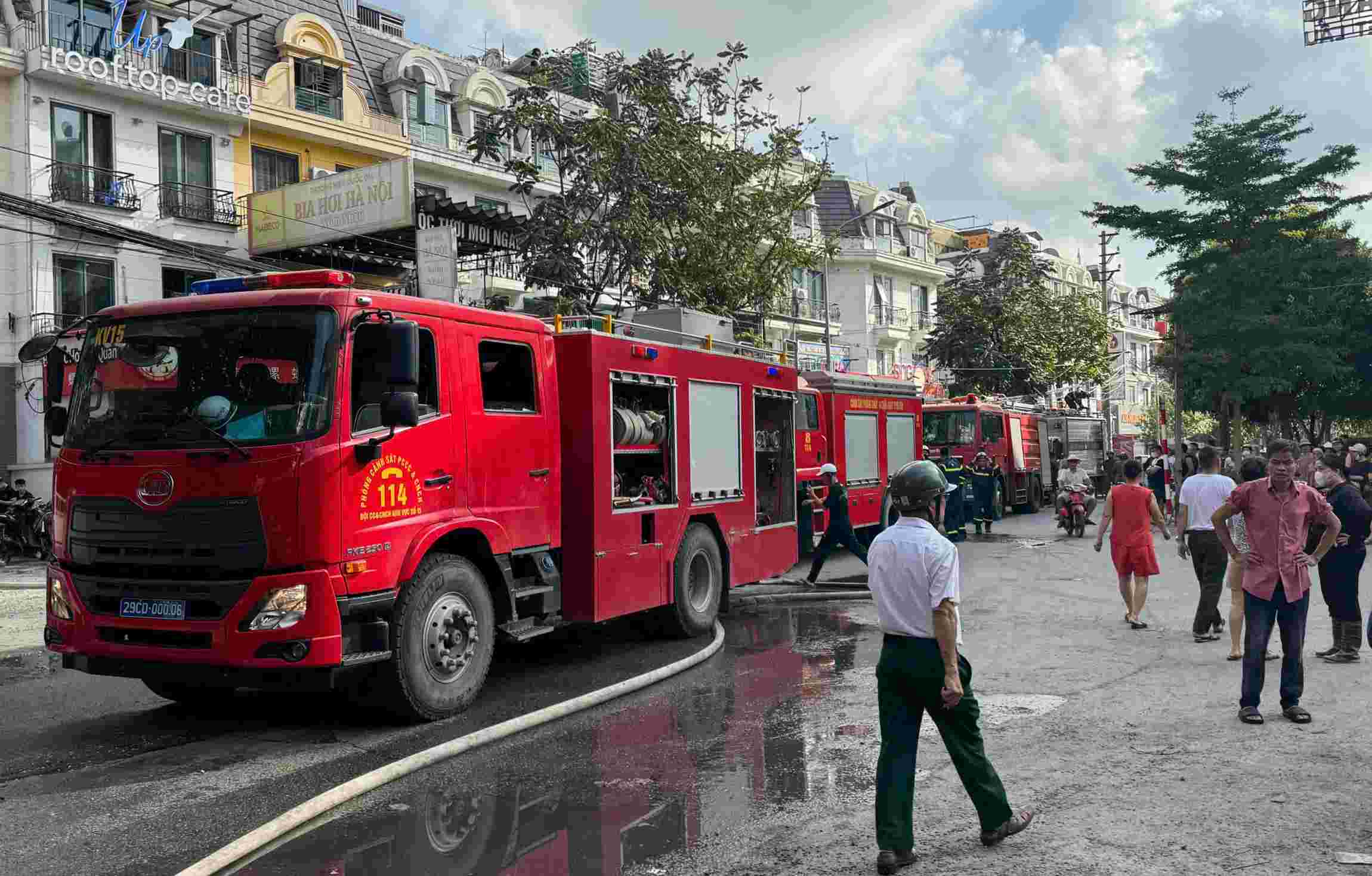 Nhận được tin báo, Phòng Cảnh sát phòng cháy, chữa cháy và cứu nạn, cứu hộ, Công an TP Hà Nội điều động 5 xe chữa cháy đến hiện trường, phối hợp với Công an phường Đại Mỗ và lực lượng địa phương triển khai công tác chữa cháy. Ảnh: Chang Zy