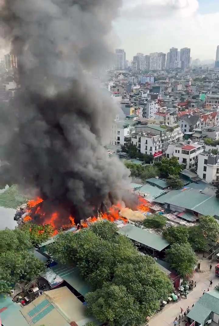 Một vụ cháy xảy ra tại dãy nhà trọ tự phát trong ngõ 67 Phùng Khoang, phía sau Chung cư An Lạc, phường Đại Mỗ, vào sáng 19.10. Cột khói đen bốc lên cuồn cuộn thời điểm cháy. Ảnh: Chang Zy