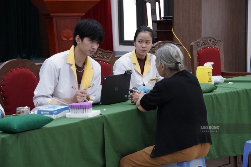 Các bước thu nhận mẫu ADN được thực hiện theo quy trình, bảo đảm thông tin của thân nhân liệt sĩ. Ảnh: Đinh Đại