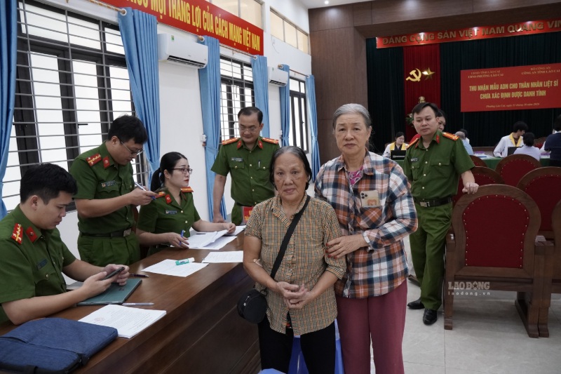 Thân nhân liệt sĩ có mặt tại điểm thu nhận mẫu ADN ở phường Lào Cai sáng 21.10. Ảnh: Đinh Đại
