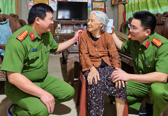 Cụ bà 94 tuổi đi lạc hai ngày trên đồi chè ở Lào Cai