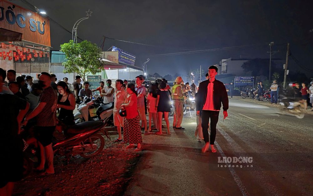 Rất đông người dân có mặt tại khu vực hiện trường, nơi lực lượng chức năng vây bắt 2 nam thanh niên có hung khí. Ảnh: Minh Hoàng