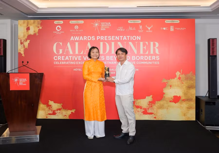 Họa sĩ trẻ Vương Lê được trao danh hiệu Winner Textile & Fiber Art và Winner Artist Of The Year 2026. 1000098076.jpg