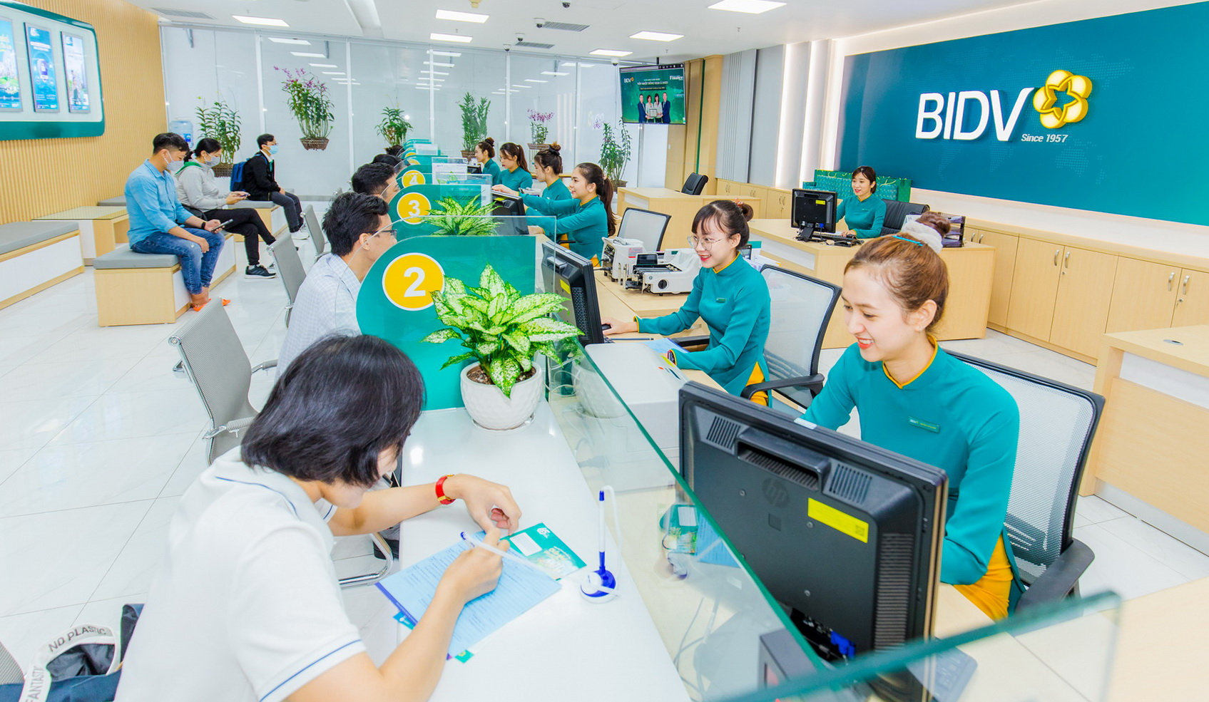 Ngân hàng giảm lãi suất hỗ trợ doanh nghiệp, tiếp sức tăng trưởng kinh tế