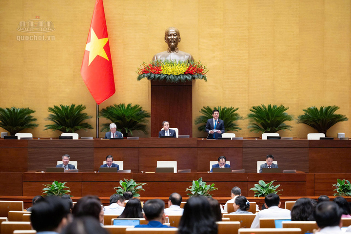 Phó Chủ tịch Quốc hội Nguyễn Hồng Diên điều hành phiên thảo luận ở hội trường về dự án Luật Đất đai (sửa đổi).