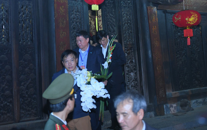 Đại biểu chen chân, thi nhau xin lộc trong đêm khai ấn Đền Trần - Ảnh 4.