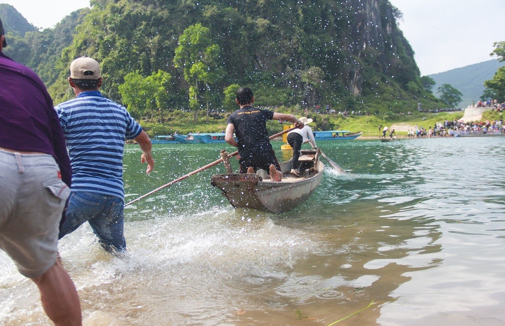 Độc đáo cảnh ôm cá trắm “khủng”đi thi ở Quảng Bình - Hình 3