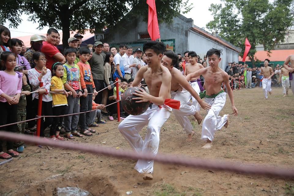 Lễ hội vật cầu diễn ra sôi động trong tiếng hò reo cổ vũ nồng nhiệt của người dân.