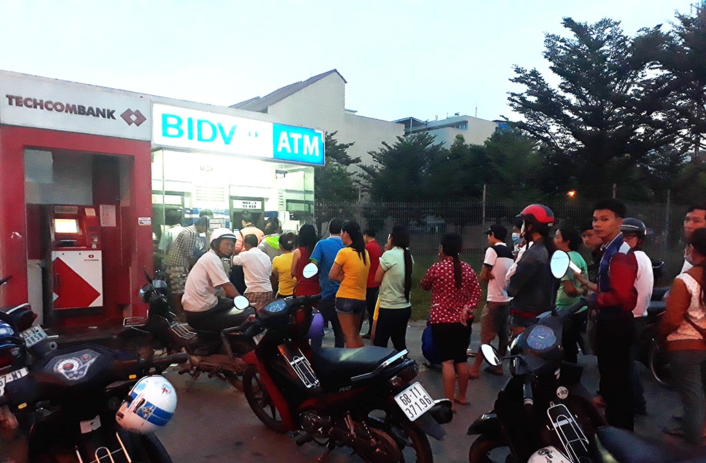 Tài chính - Ngân hàng - TP.HCM: Nhiều cây ATM 'đứng hình', đi 4-5 điểm không rút được tiền