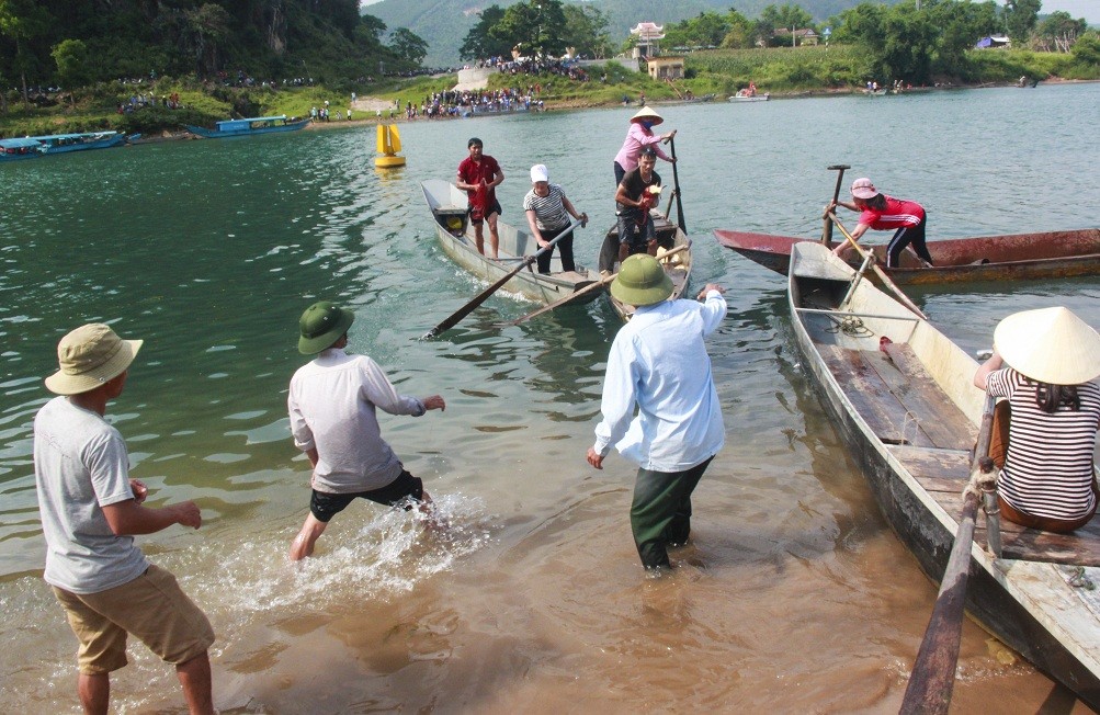 Độc đáo cảnh ôm cá trắm “khủng”đi thi ở Quảng Bình - Hình 4