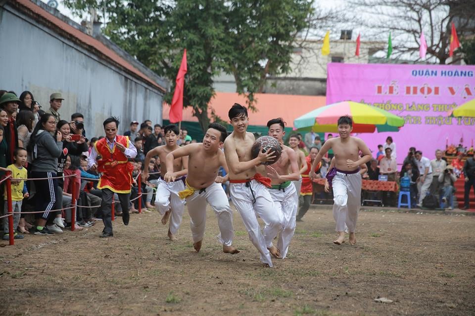 Vào mùng 5 Tết, vòng loại được mở màn với phần chơi của những thanh niên trai tráng. Sau đó, sẽ chọn ra các đội thắng cuộc để thi đấu chung kết vào mùng 6 Âm lịch.